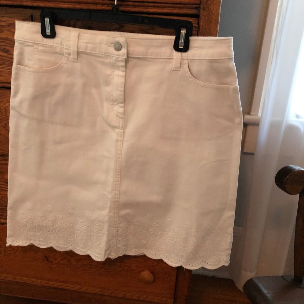 WHITE JEAN SKIRT WITH SCALLOP HEM